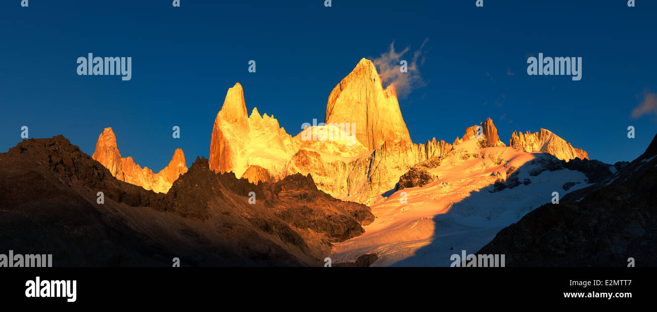 Amanecer en el Monte Fitz Roy, Patagonia Argentina Foto de stock