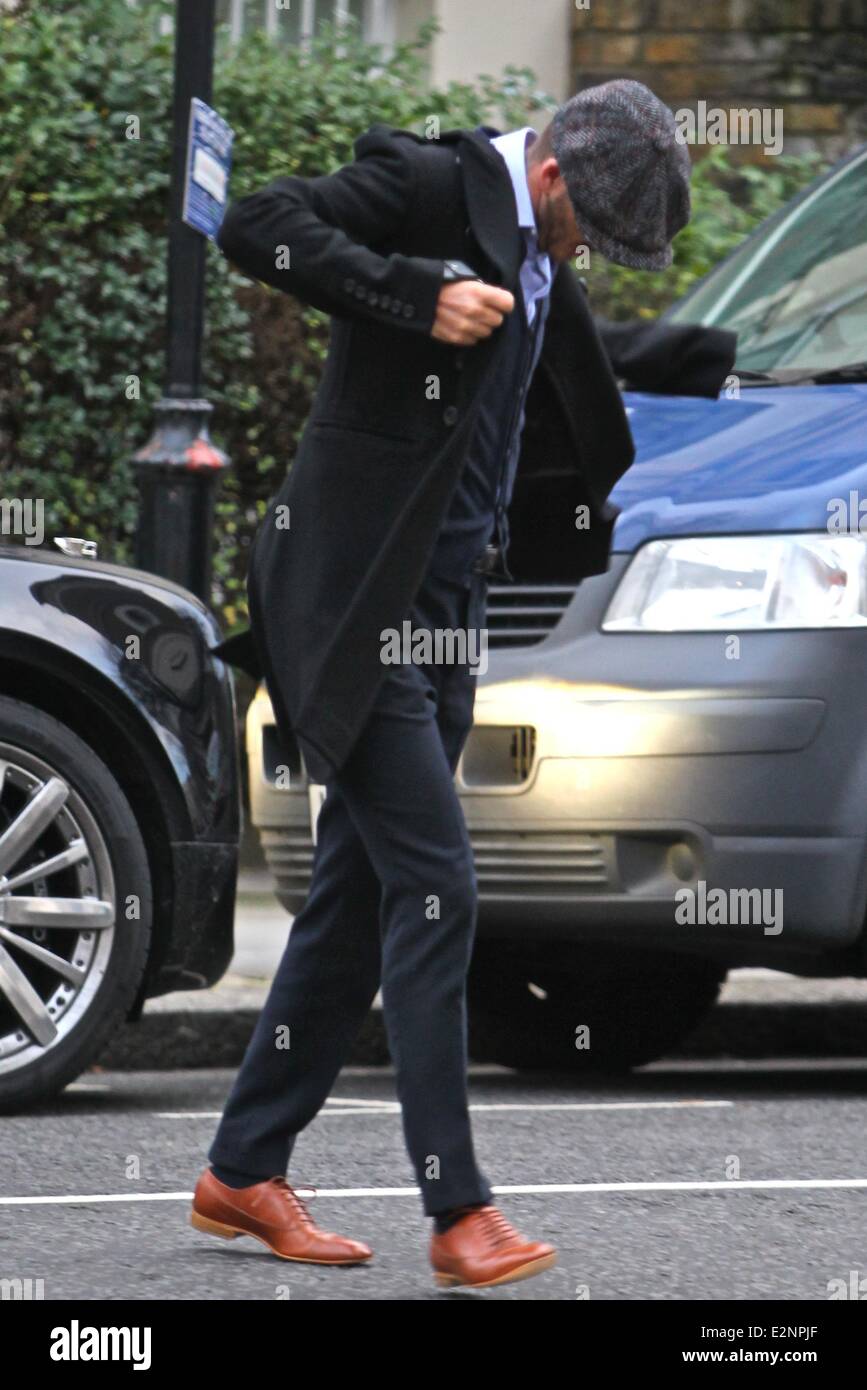 David Beckham aparca su coche Bentley y pone un gran abrigo porque la  temperatura está justo por encima del punto de congelación en Londres con: David  Beckham donde: Londres, Reino Unido cuando: