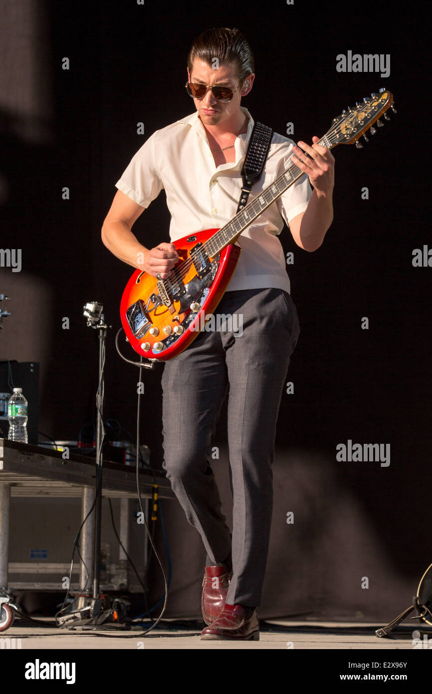 Dover, Delaware, EE.UU.. 20 de junio de 2014. ALEX TURNER, vocalista de la  banda Arctic Monkeys actúa en directo en el Festival de Música de 2014  Firefly en Dover, Delaware Crédito: Daniel