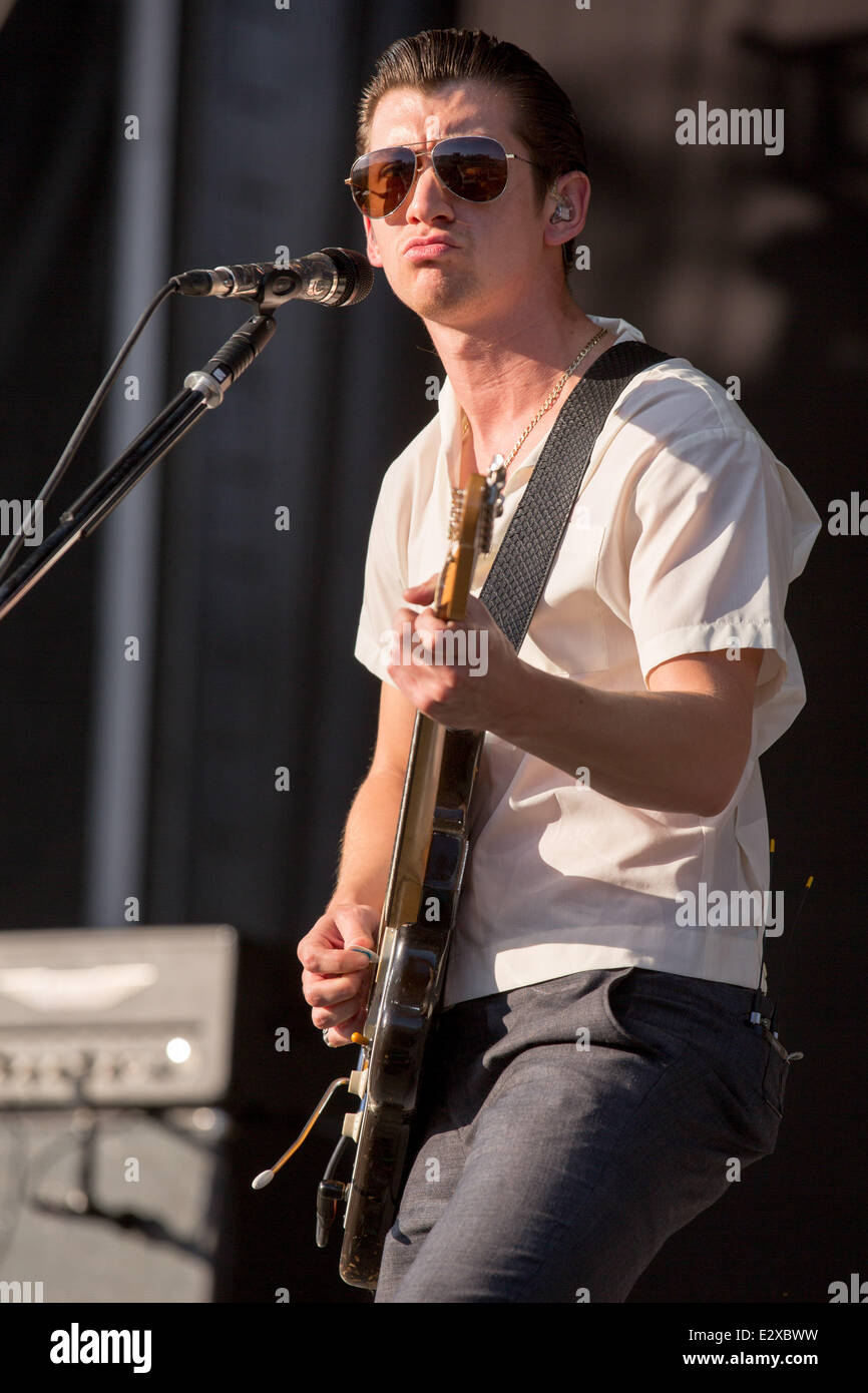 Dover, Delaware, EE.UU.. 20 de junio de 2014. ALEX TURNER, vocalista de la  banda Arctic Monkeys actúa en directo en el Festival de Música de 2014  Firefly en Dover, Delaware Crédito: Daniel