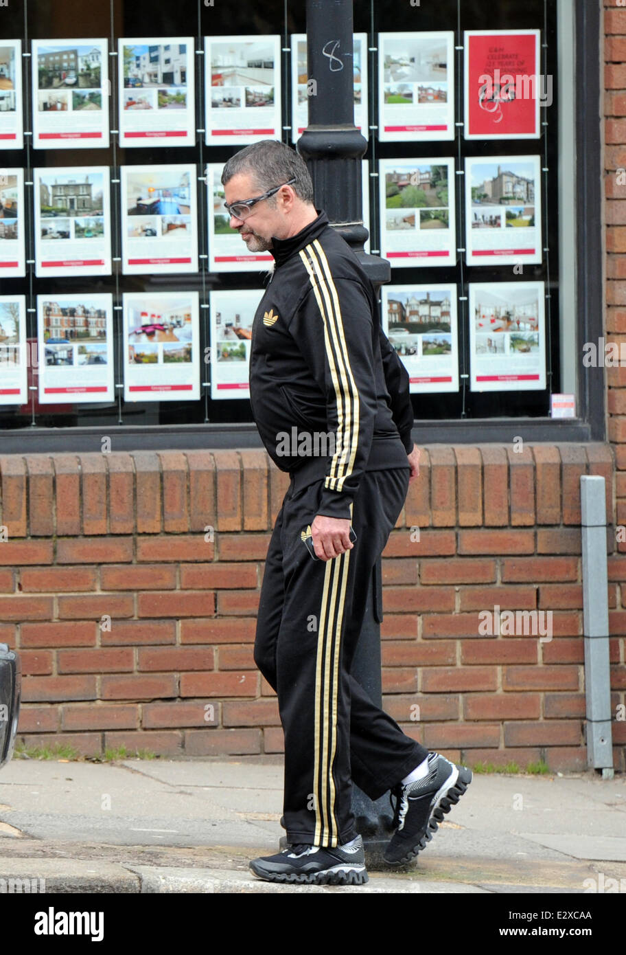 George Michael y un amigo visto salir Cote Brasserie en el norte de Londres  después de almorzar. George viste un chándal Adidas negro con franjas de  oro. Featuring: George Michael donde: Londres