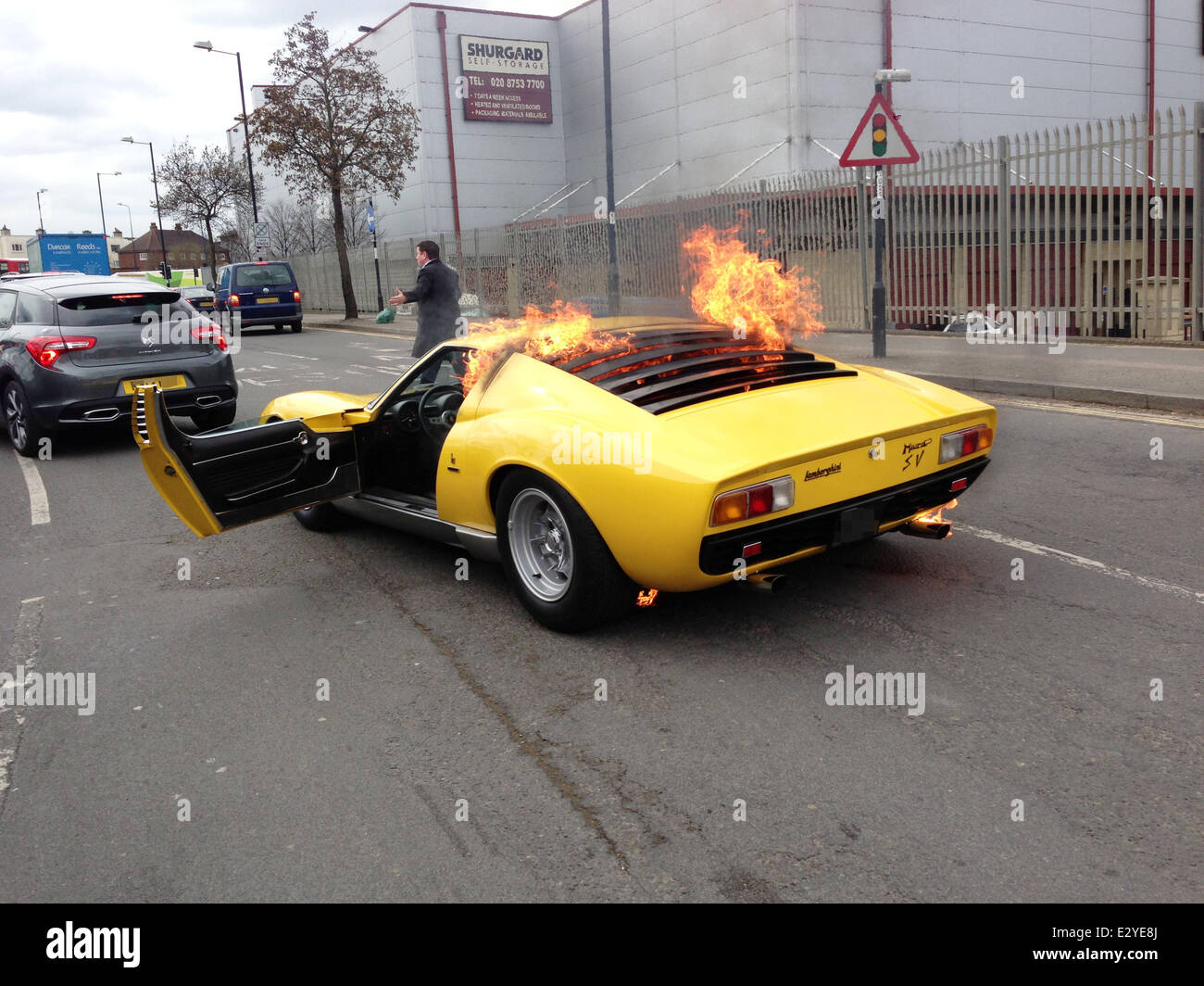 LAMBORGHINI prende fuego en Londres una ardiente ambición subió en llamas  cuando el dueño de una rara Lamborghini Miura coche deportivo vio a su  amada motor prenderse fuego y convertirse en un