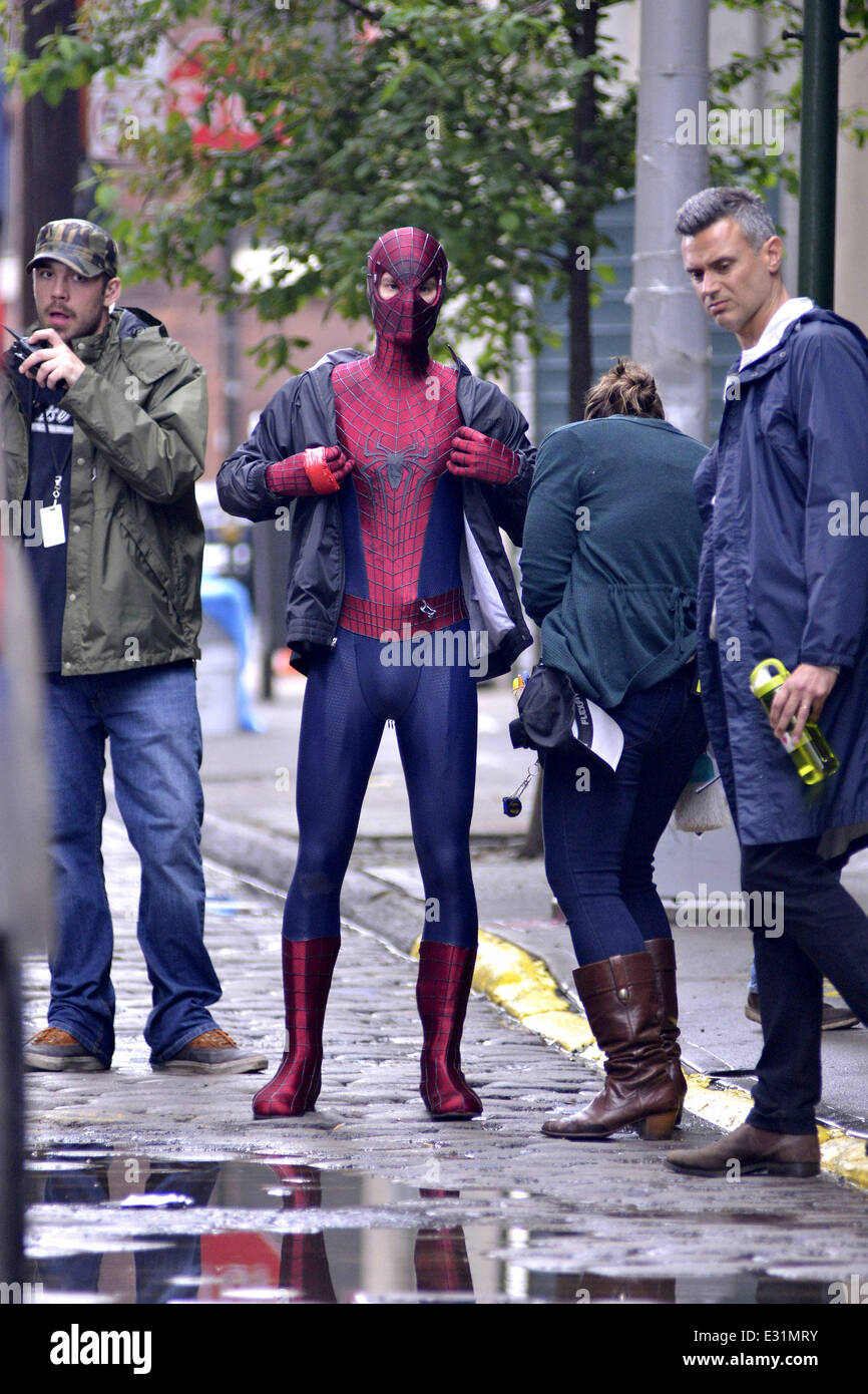 Andrew Garfield y Paul Giamatti filmar una escena de acción en el set de  "Spider-Man 2" en Brooklyn. Garfield tiene manchas vistiendo su traje de  Spider-Man durante la filmación con: Andrew Garfield