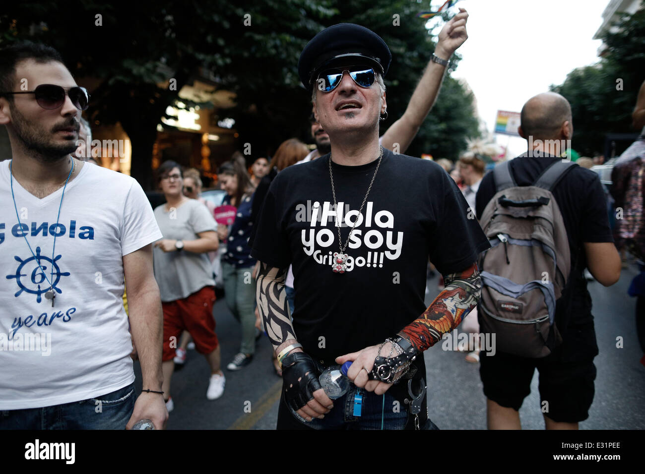 Activistas gays toman parte en un desfile, en Salónica, el sábado, 21 de junio de 2014. Miles de activistas gays en Tesalónica, Grecia, han organizado la tercera Thessaloniki orgullo festival, un evento de 2 días que incluyó un desfile alrededor del centro de la ciudad. La organización del evento atrajo fuertes críticas de los círculos conservadores y hubo una marcha de protesta contra el "sodomites' el viernes. Tesalónica, Grecia, el 21 de junio de 2014. Foto de stock