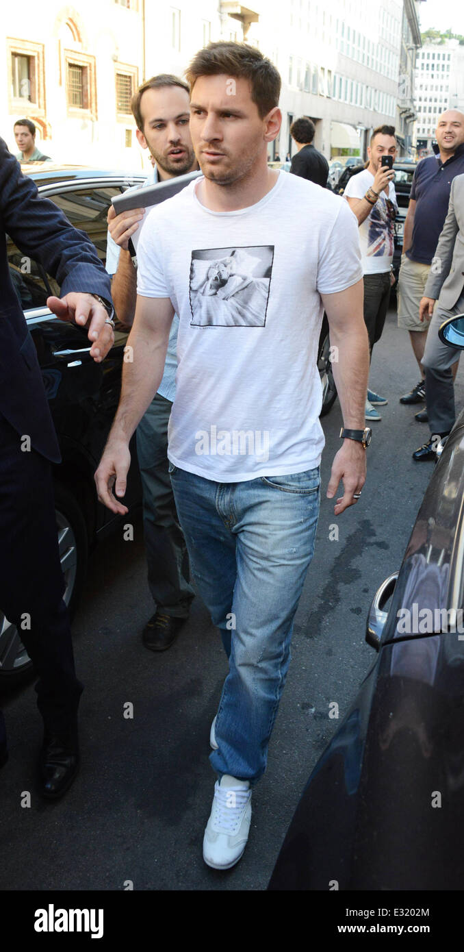su novia Antonela Roccuzzo tiendas de Dolce & Gabbana con: Lionel Messi donde: Milán, Italia cuando: de mayo de 2013 **** Fotografía de stock - Alamy