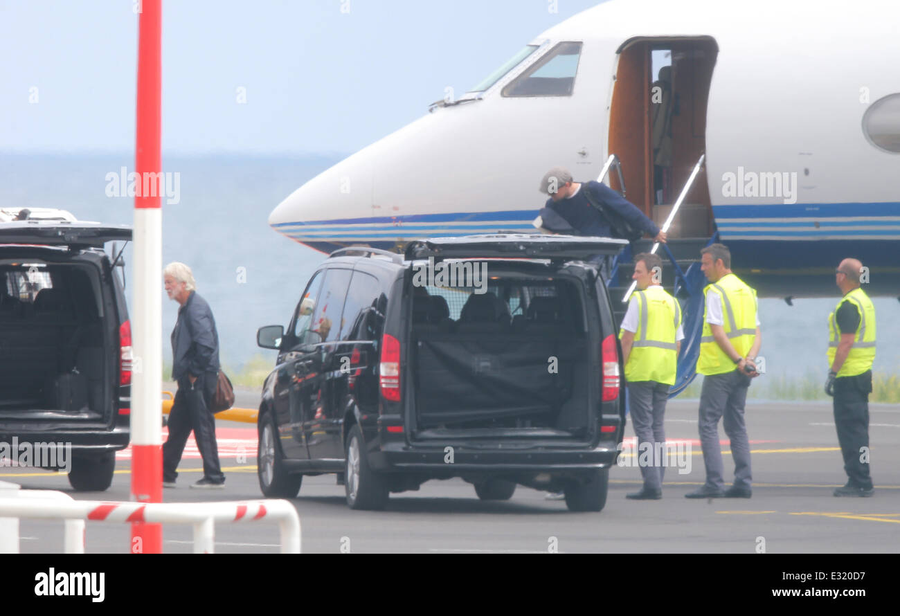 Leonardo DiCaprio y su familia llegan al aeropuerto de Niza en un avión  privado para el Festival de Cannes con: Leonardo Fotografía de stock - Alamy