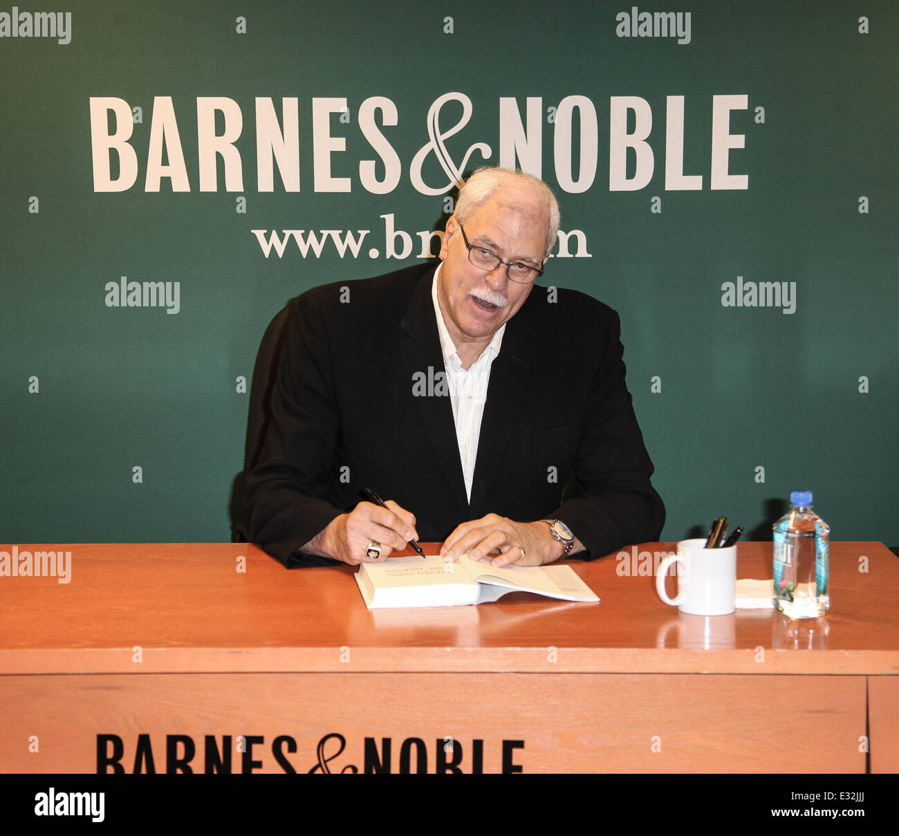 Phil Jackson firma ejemplares de su nuevo libro once anillos en Barnes and  Noble en la Ciudad de Nueva York. Featuring: Phil Jackson donde: Nueva  York, Reino Unido cuando: 21 de mayo