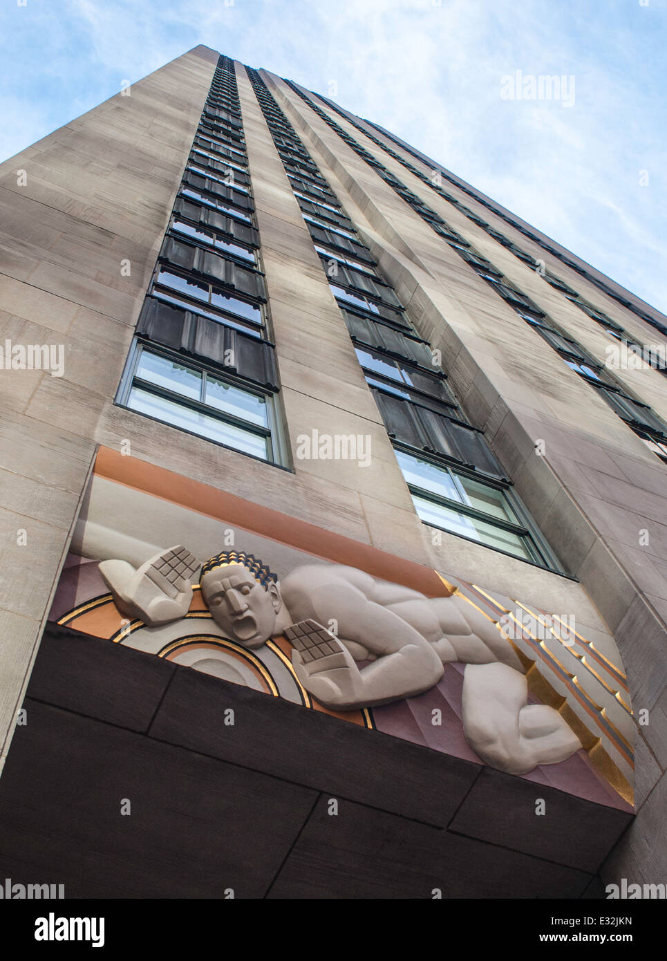 Bajo relieve art deco grupo de 'Sonido' en 30 Rockefeller Plaza Foto de stock