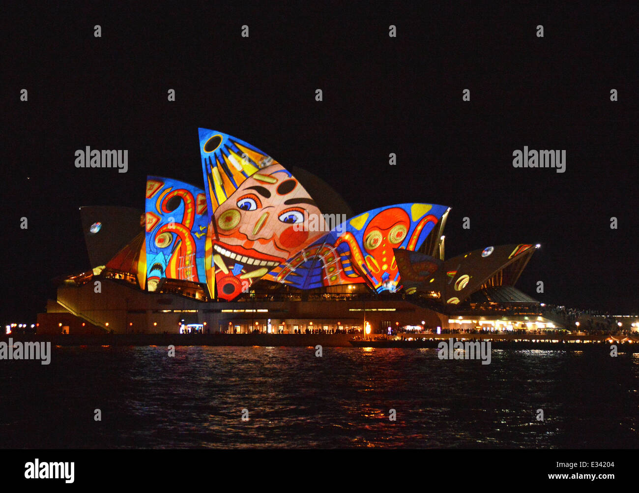 Vivid Sydney Australia la mundialmente famosa Sydney Opera House viene vivo  en luces durante los días finales de la Vivid Festival de Sydney. Más de  110.000 personas acudieron a ver el Darling