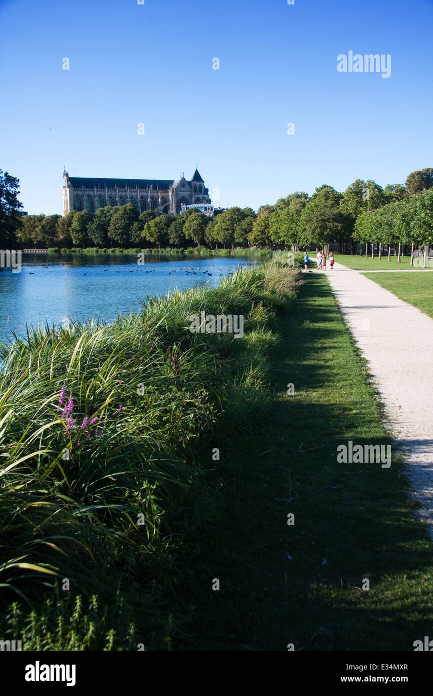 Árbol De Chalons en Champagne Francia Riverside Foto de stock