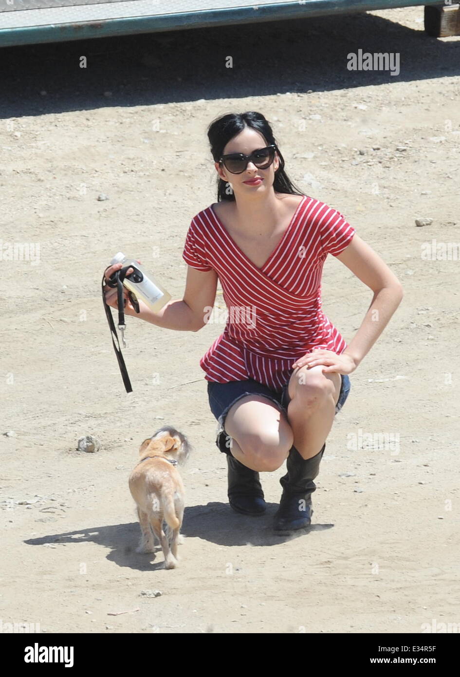 Ex-modelo Rachelle Garzia lleva su perro mascota Frank, Bruselas Griffon Shih  Tzu mix, en un arnés sobre su espalda mientras camina por Manhattan. Estos  sobre el hombro cachorro titulares son conocidos como "