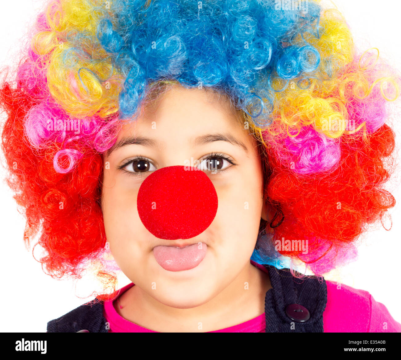 Niño gracioso payaso con peluca y nariz roja mockering Fotografía de stock  - Alamy