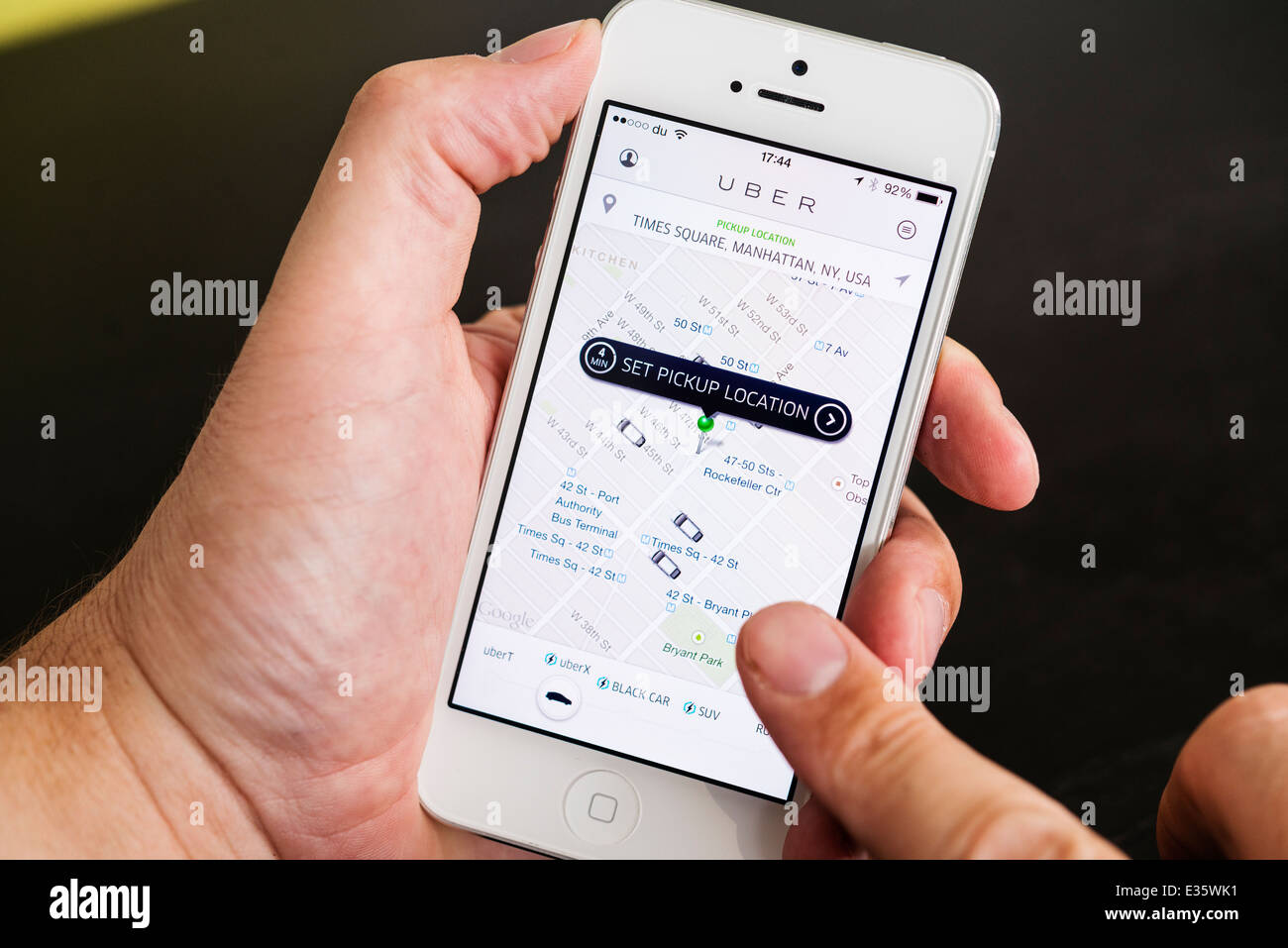 Detalle de Uber Reserva taxi app mostrando puntos de recogida en la Ciudad de Nueva York en el iphone teléfonos inteligentes. Foto de stock