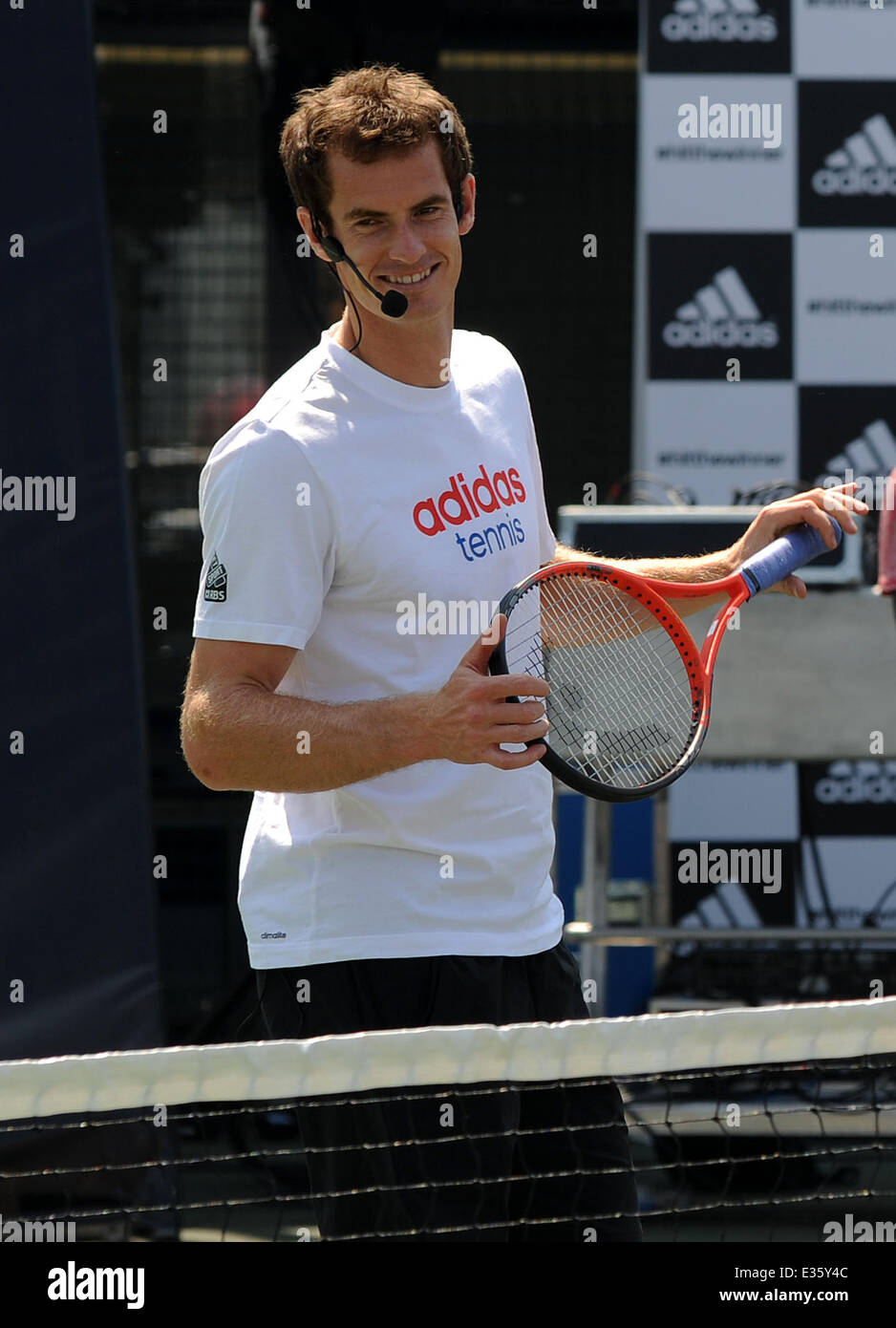 Campeona del torneo de Wimbledon, Andy Murray es retratada en un evento de Adidas, donde se reunió con sus y les desafió a golpear el ganador en sola coincidencia contra