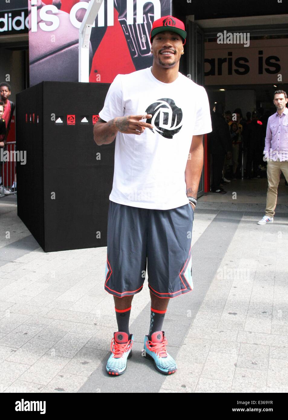 Los Chicago Bulls Derrick Rose jugador asiste a un evento promocional de Adidas tienda cerca de Champs Elysees con: Derrick Rose donde: París, Francia cuando: 13 Jul 2013 Fotografía de stock Alamy