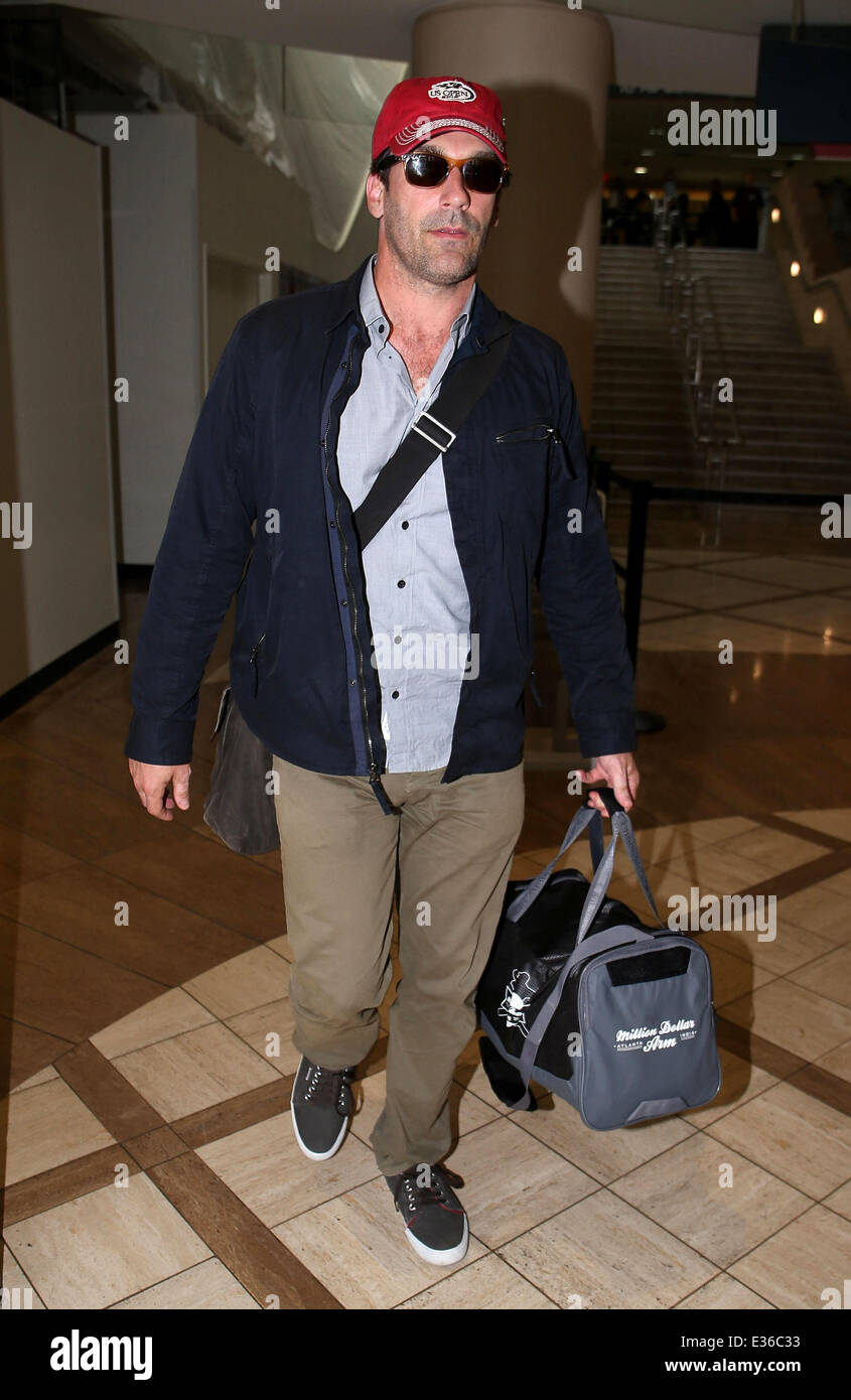 Un vestido casual Jon Hamm llega al aeropuerto de LAX con: Jon Hamm donde:  Los Angeles, CA, Estados Unidos Cuándo: 13 Jul 2013 Fotografía de stock -  Alamy