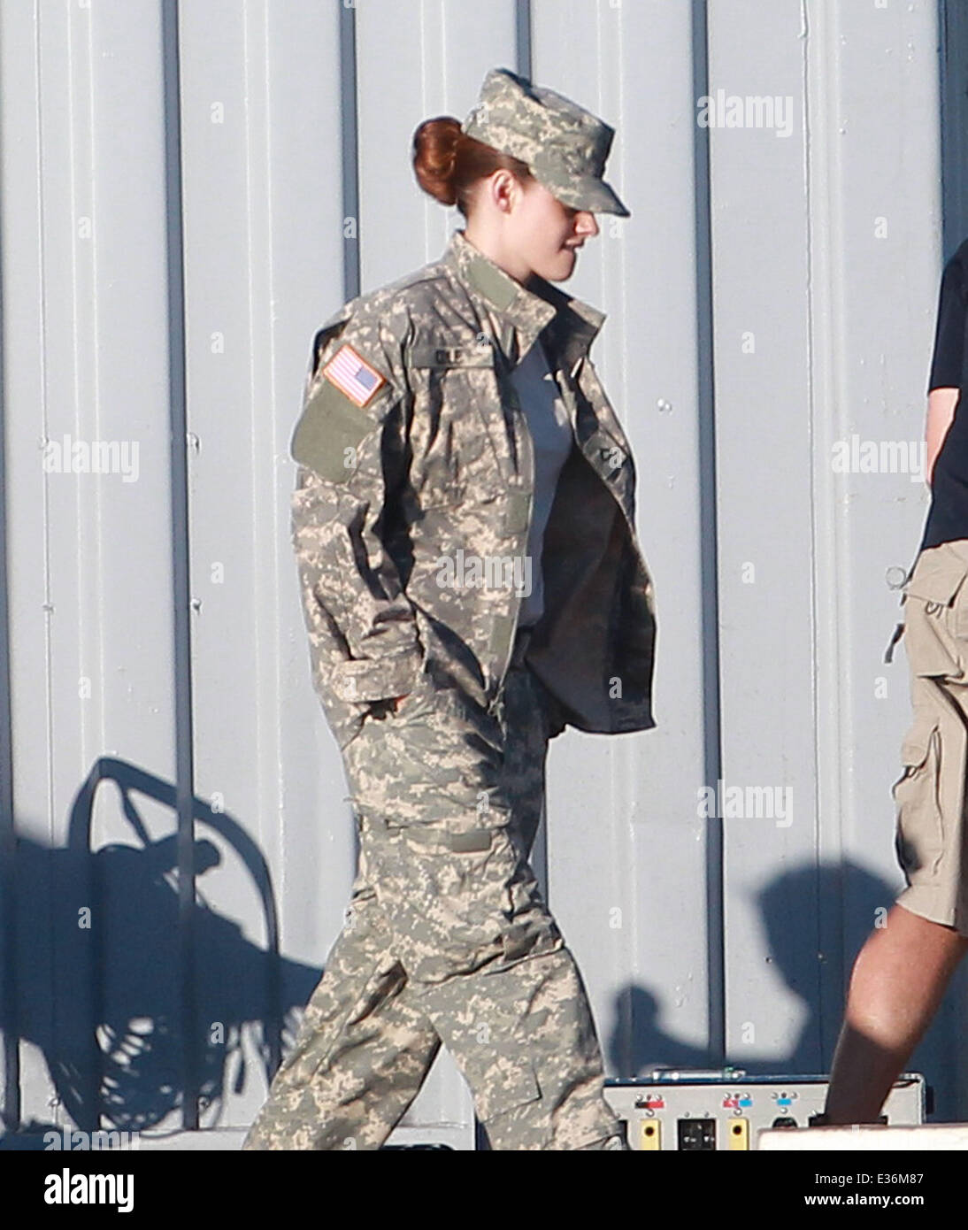 Kristen Stewart en traje de faena juega un policía militar en el primer día  de rodaje de su nueva película Camp X-Ray con: Kristen Stewart donde: Los  Angeles, CA, Estados Unidos Cuándo: