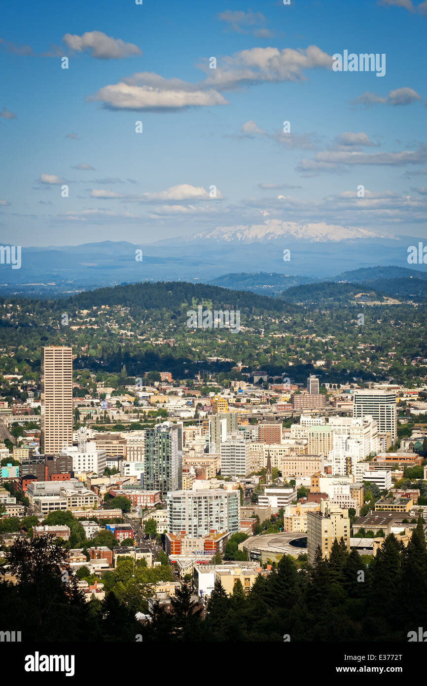 La ciudad de Portland, Oregón, por la tarde, vista desde arriba, el Monte Hood en la distancia Foto de stock