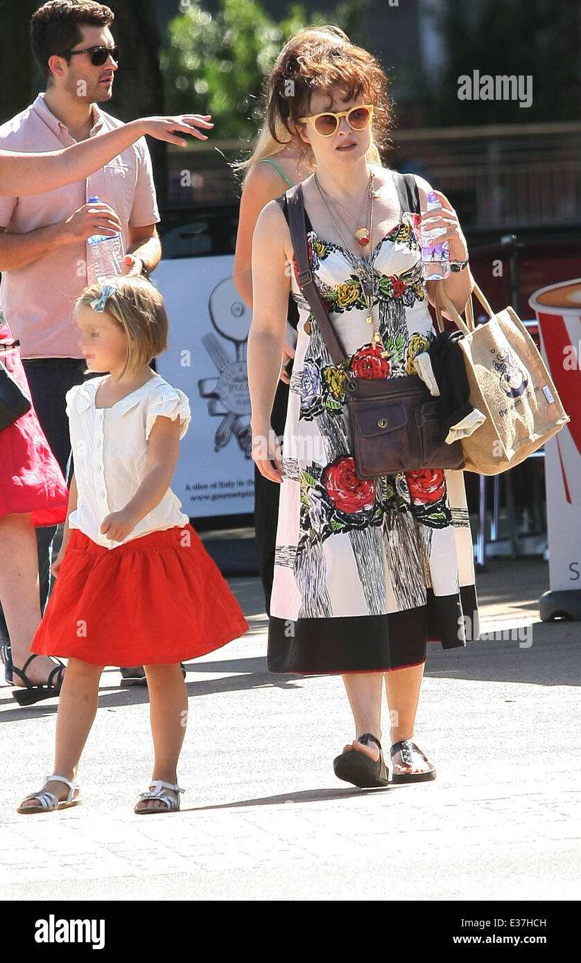 Helena Bonham Carter toma un paseo en el Southbank con sus hijos Nell y Billy Featuring: Helena Bonham Carter,Nell Burton donde: Londres, Reino Unido cuando: 01 de agosto de 2013 Foto de stock