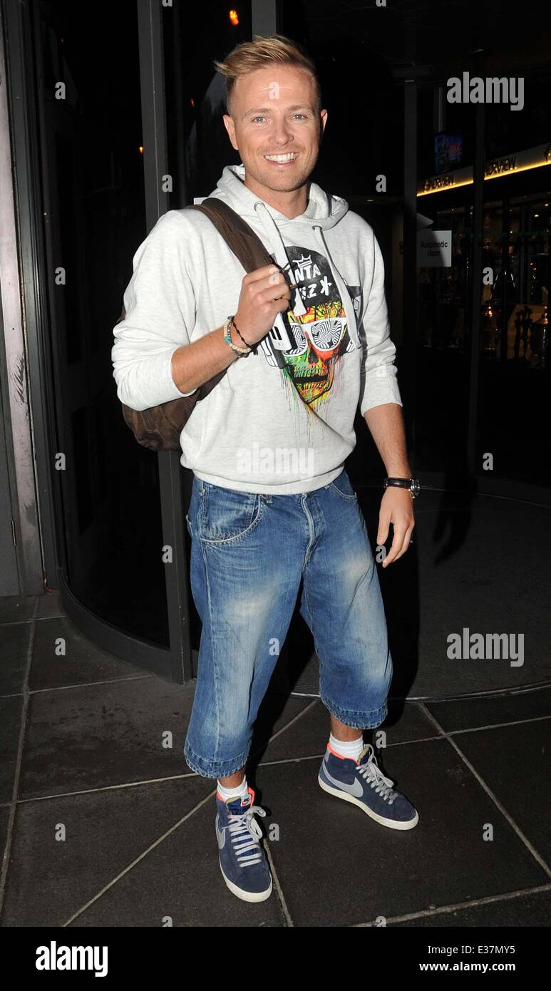 Miembro Ex-Westlife Nicky Byrne llegar a RTE Studios vistiendo pantalones  de mezclilla recortados y un cráneo gris-print hoodie con: Nicky Byrne  donde: Dublín, Irlanda cuando: 03 Aug 2013 Fotografía de stock -