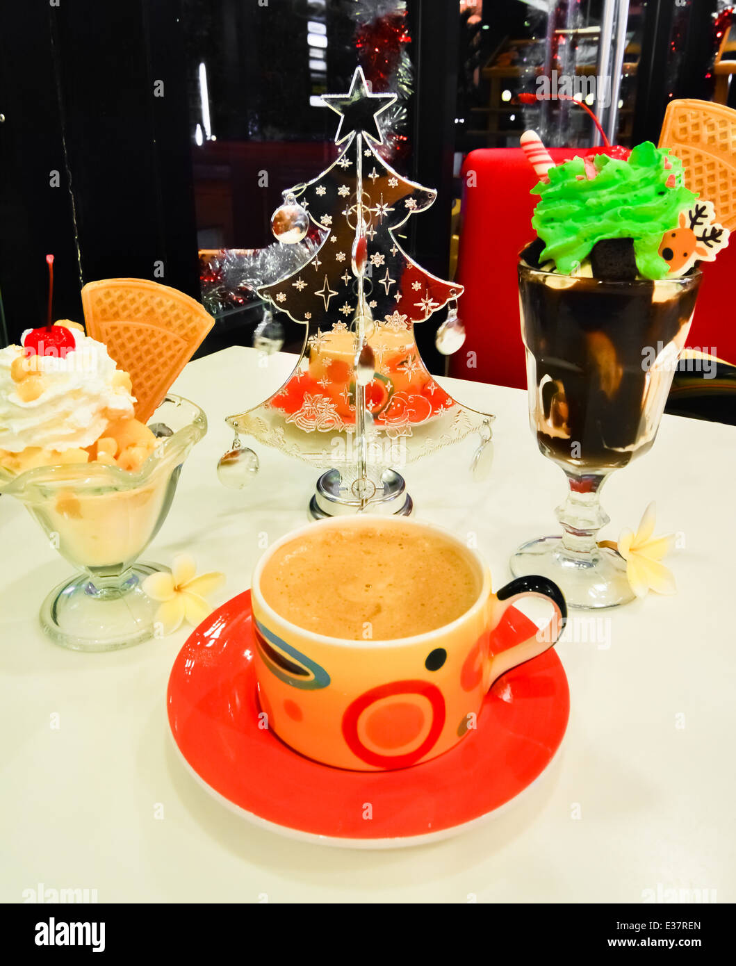 Navidad mesa festiva con helado de crema y árbol de navidad Foto de stock
