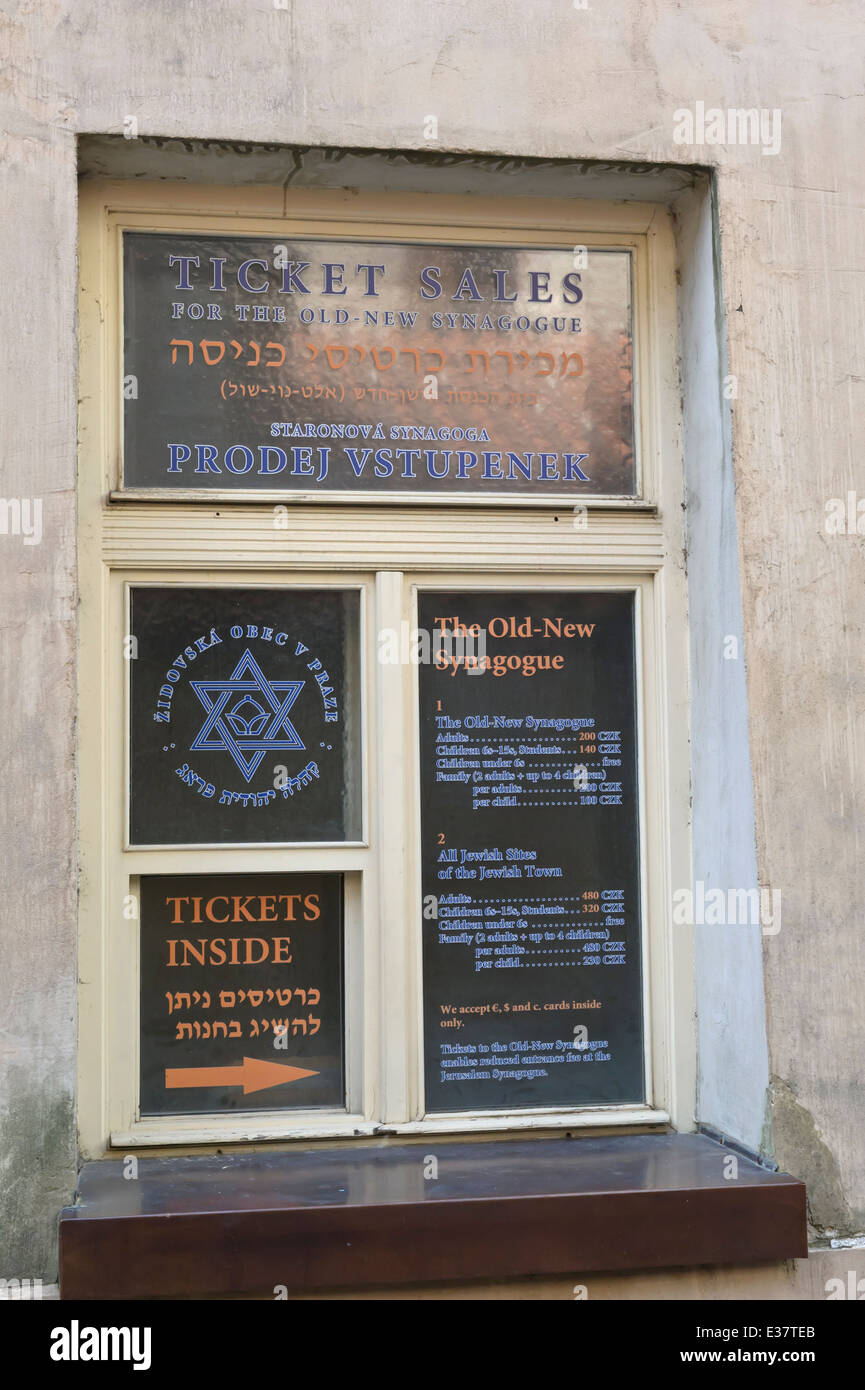 La ventana de la oficina de boletos de la Sinagoga Viejo-Nueva, en Praga, República Checa. Foto de stock