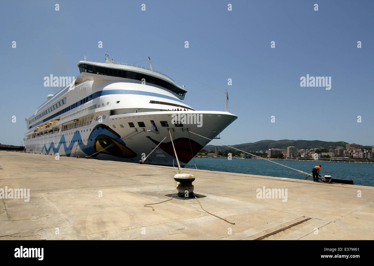 Barco de Crucero "Aida Vita" (202 mtrs construidos en 2002): preparación para dejar atracar en el Dique Oeste - Palma de Mallorca. Foto de stock