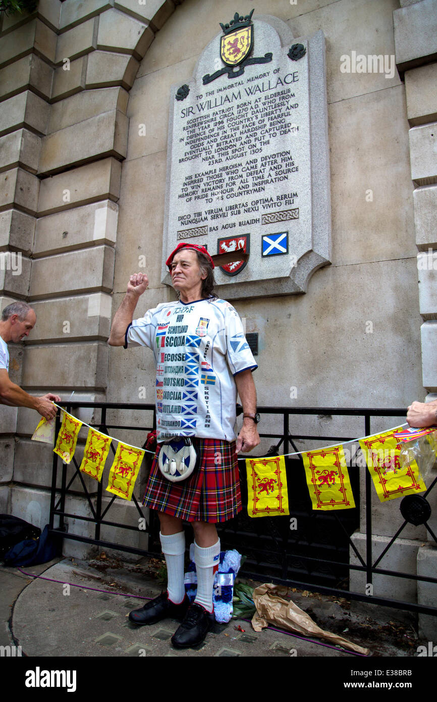 Los aficionados al fútbol escocés, conocido como el Ejército de tartán, ascender en el William Wallace memorial en Londres por delante de su partido amistoso Foto de stock