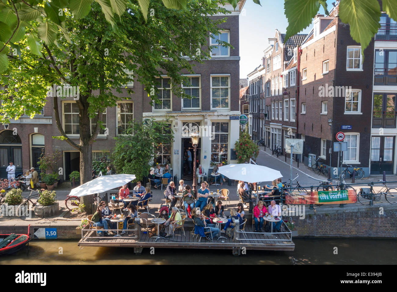 Amsterdam Café 't Smalle en el Egelantiersgracht en el barrio del Jordaan, con su singular terraza sobre pilotes en el canal. Foto de stock