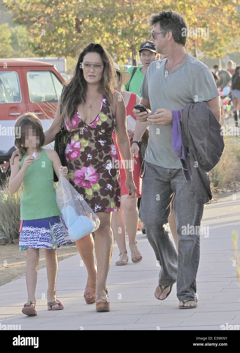 Tia Carrere y su familia dejando la 32ª Anual de Malibu Kiwanis Chili