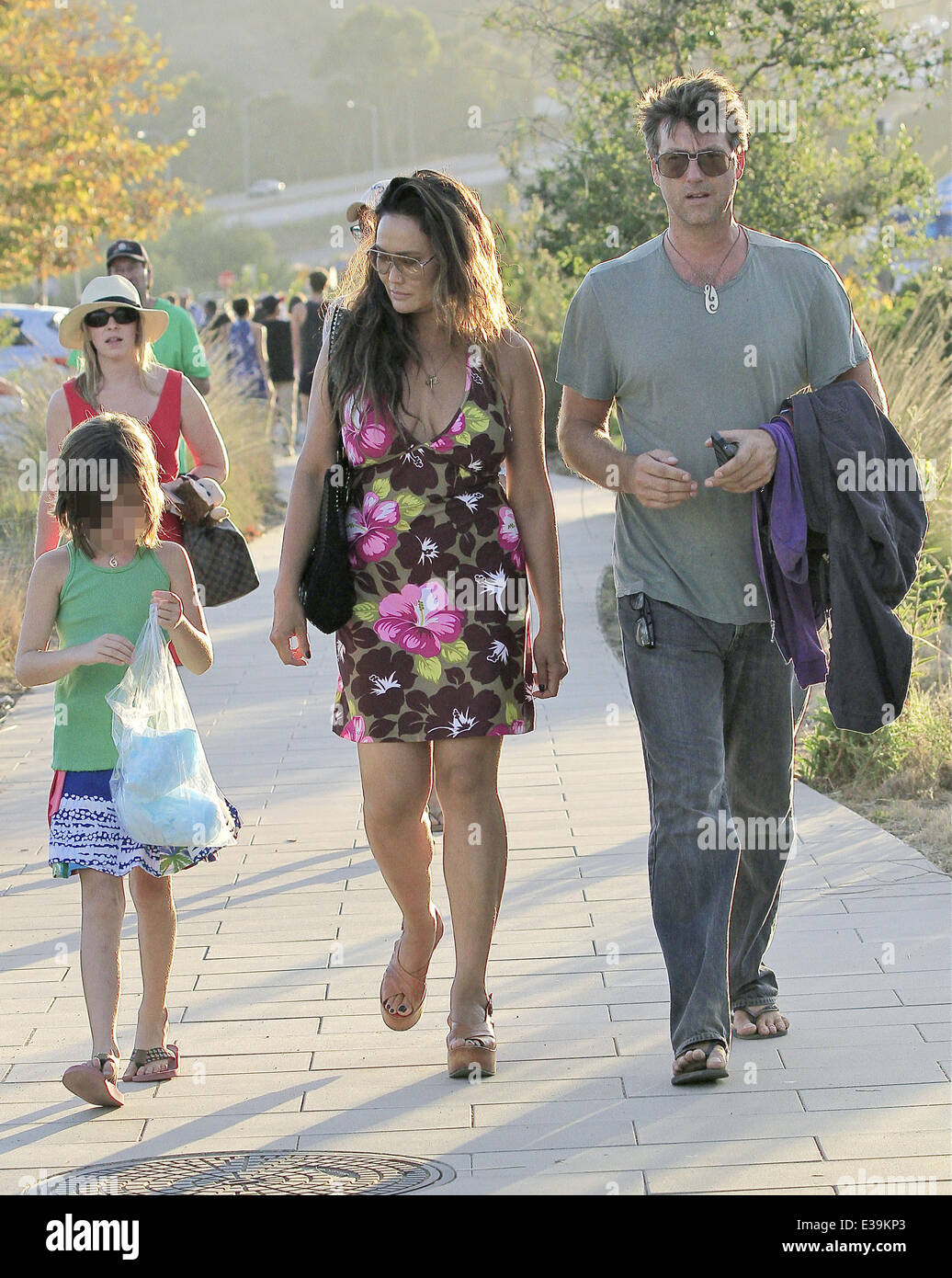Tia Carrere y su familia dejando la 32ª Anual de Malibu Kiwanis Chili
