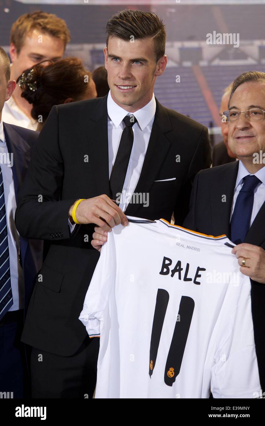 Gareth Bale durante su presentación oficial como jugador de fútbol del Real Madrid en el Bernabéu staduim para un récord mundial de £85m tasa de transferencia del Tottenham Hotspur Featuring: Gareth Bale donde: Madrid, España cuando: 02 Sep 2013Thorton/WENN.com **No está disponible para su publicación en España y Francia** Foto de stock
