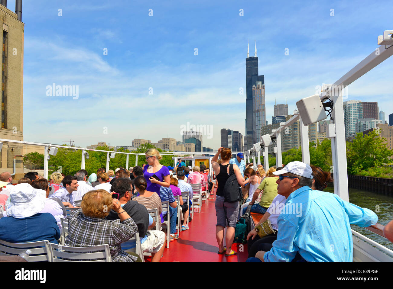 Crucero por el río a lo largo del río Chicago, Tour por la ciudad, los turistas disfrutan de un city tour, excursión narrada; Chicago, Illinois, EE.UU. Foto de stock