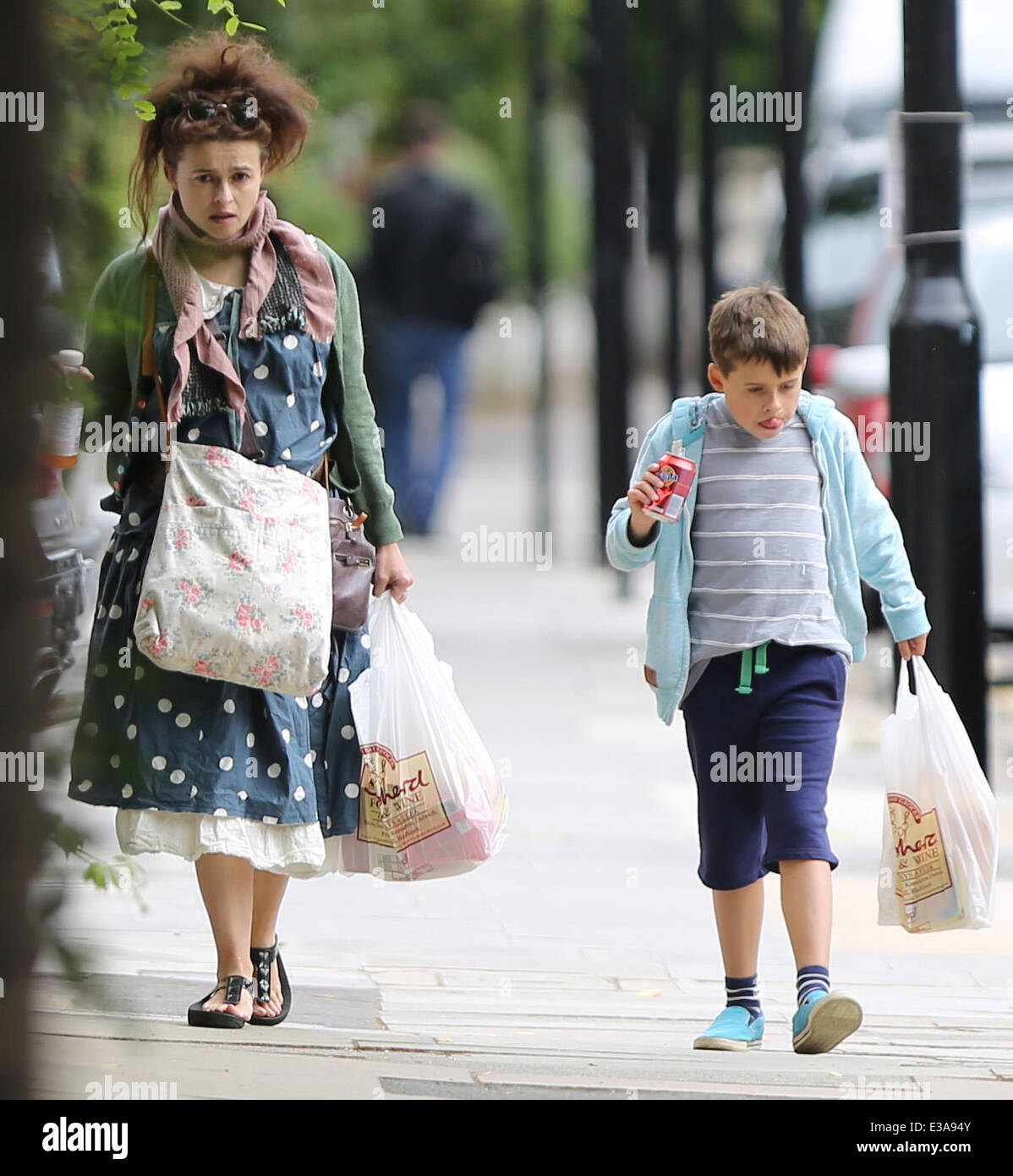 Helena Bonham Carter y su hijo Billy Raymond Burton teniendo un pie en el  norte de Londres después de hacer algunas compras con: Helena Bonham  Carter, Billy Raymond Burton donde: Londres, Reino