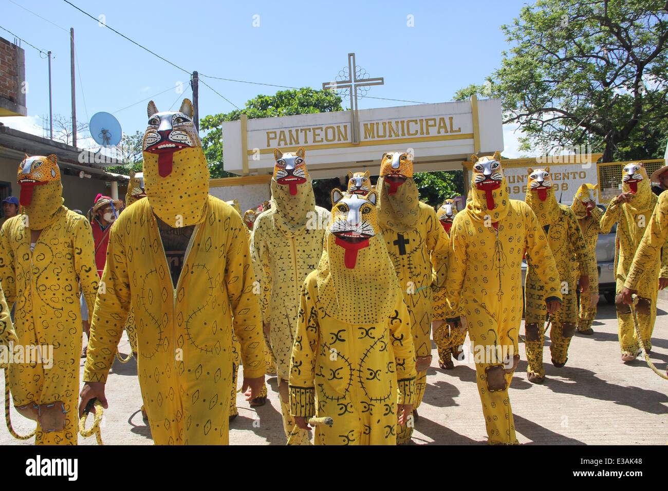 140623) - Chiapas, 23 de junio de 2014 (Xinhua) -- la gente disfrazada como  los tigres toman parte en las festividades del día de Corpus Christi, en el  municipio de Suchiapa, Chiapas,
