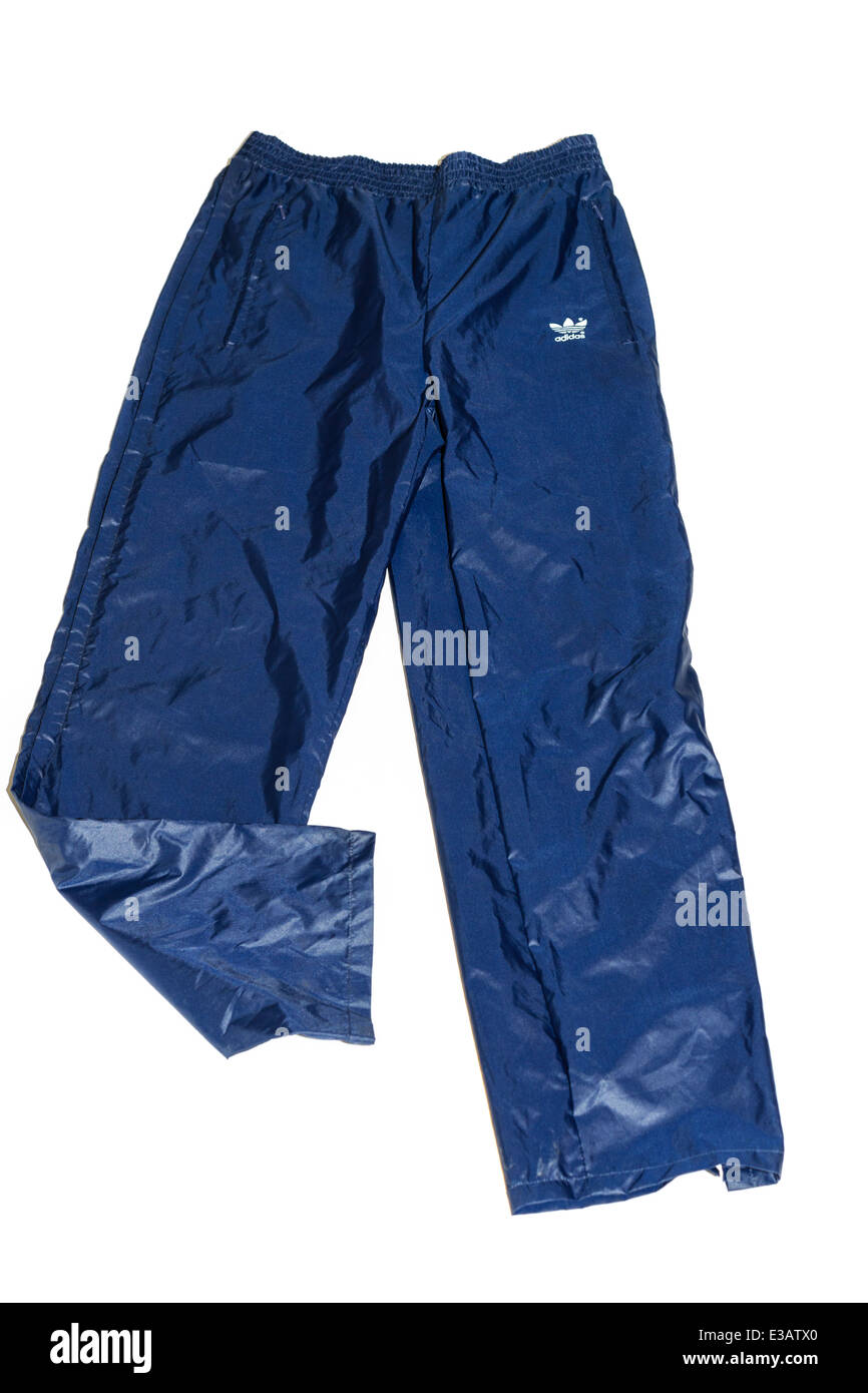 Un par de vintage de finales de los 70's y principios de los 80's Adidas  Vintage bottoms/pantalones impermeables de lluvia Fotografía de stock -  Alamy