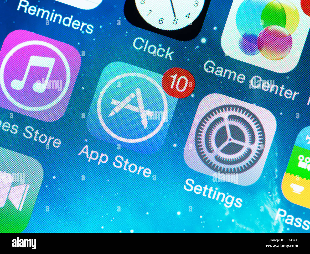 Una foto de Apple iPhone 5s pantalla de inicio con iconos de aplicaciones,  incluye App Store, configuraciones, reloj, Centro de Juego Fotografía de  stock - Alamy