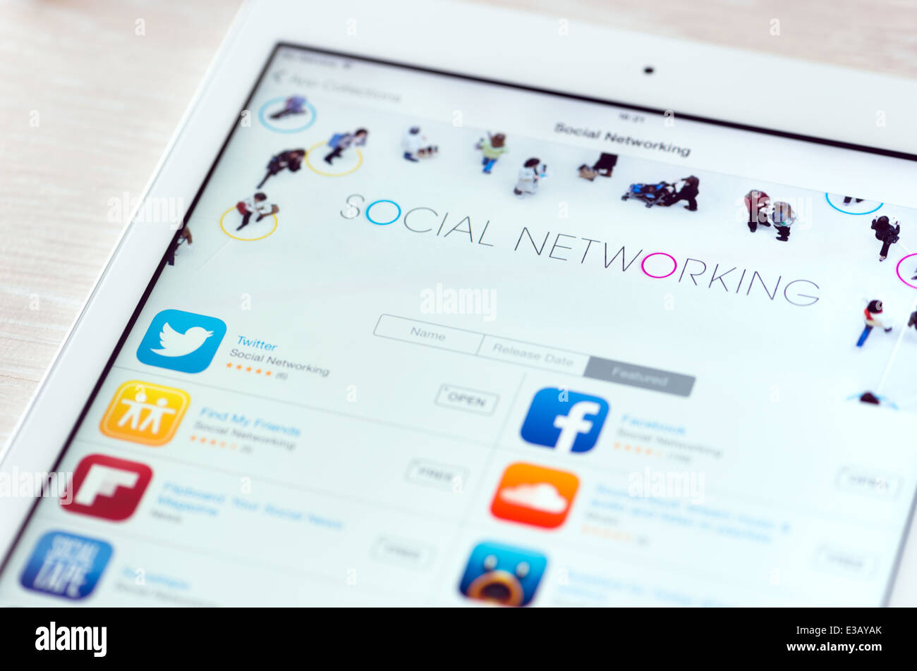 Nuevo iPad de Apple de aire moderno, de color blanco con aplicaciones de redes sociales destacados en App Store colección Foto de stock