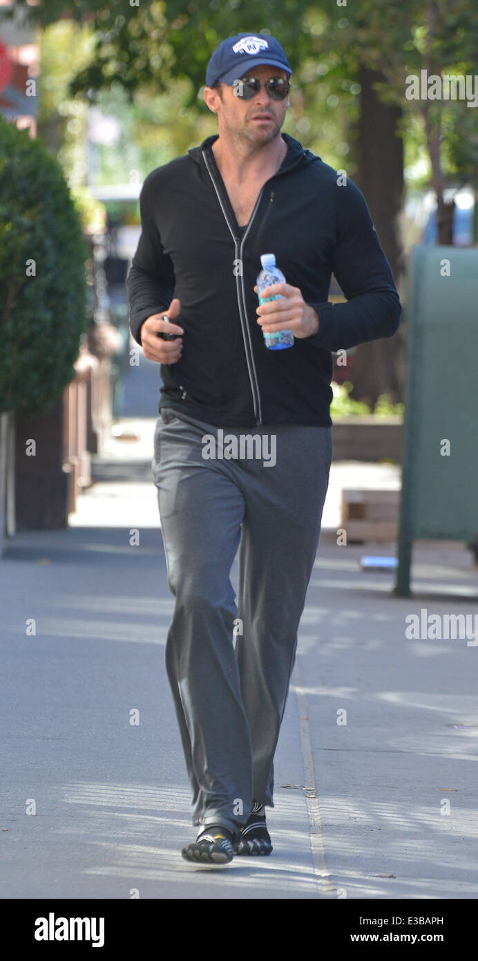 Prisioneros' y 'Wolverine' actor, Hugh Jackman spotted para correr en el  Soho, vistiendo un par de Vibram Fivefingers zapatos deportivos Fotografía  de stock - Alamy