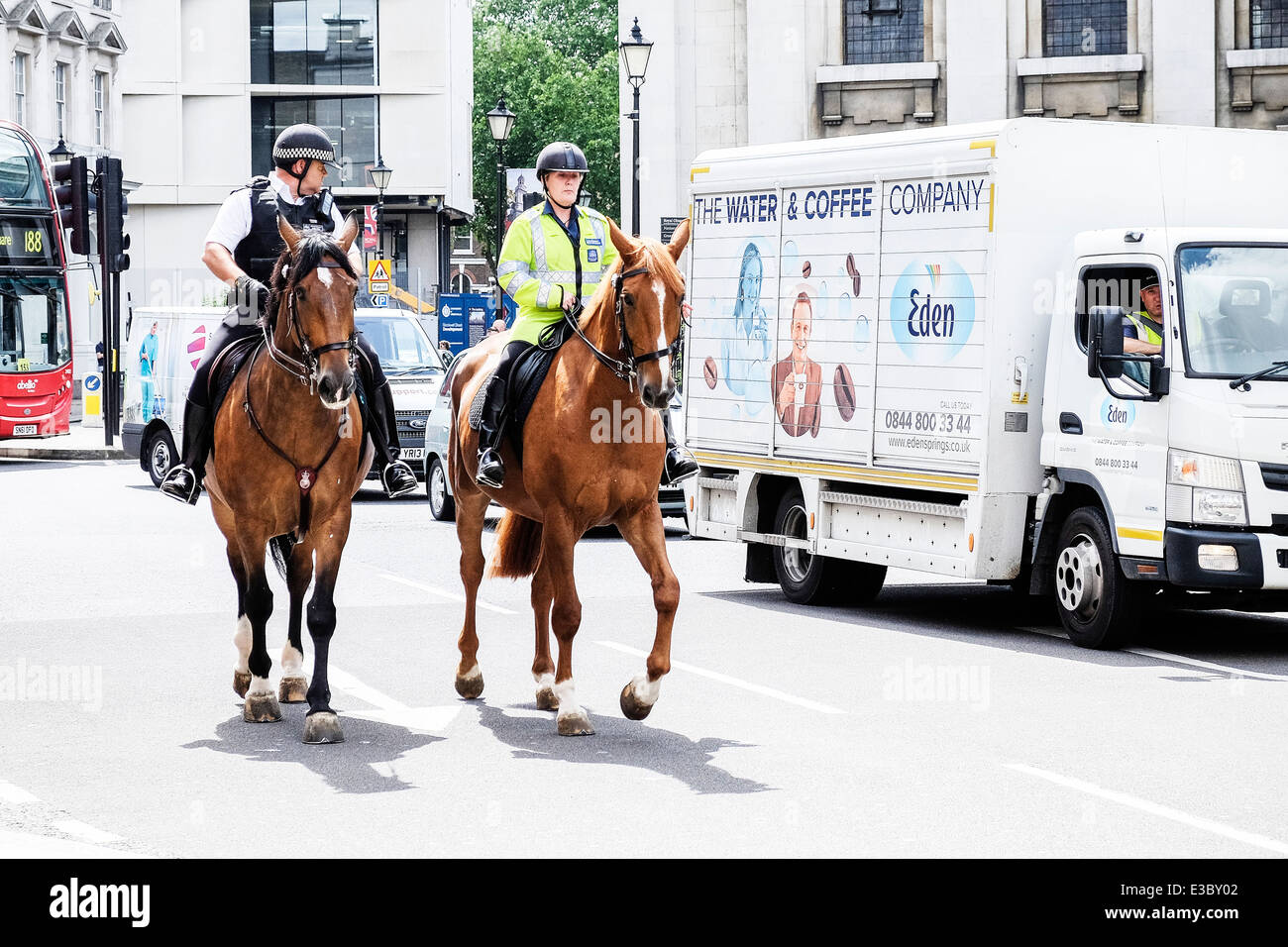 Montado dos policías metropolitanos patrullando las calles de Greenwich. Foto de stock