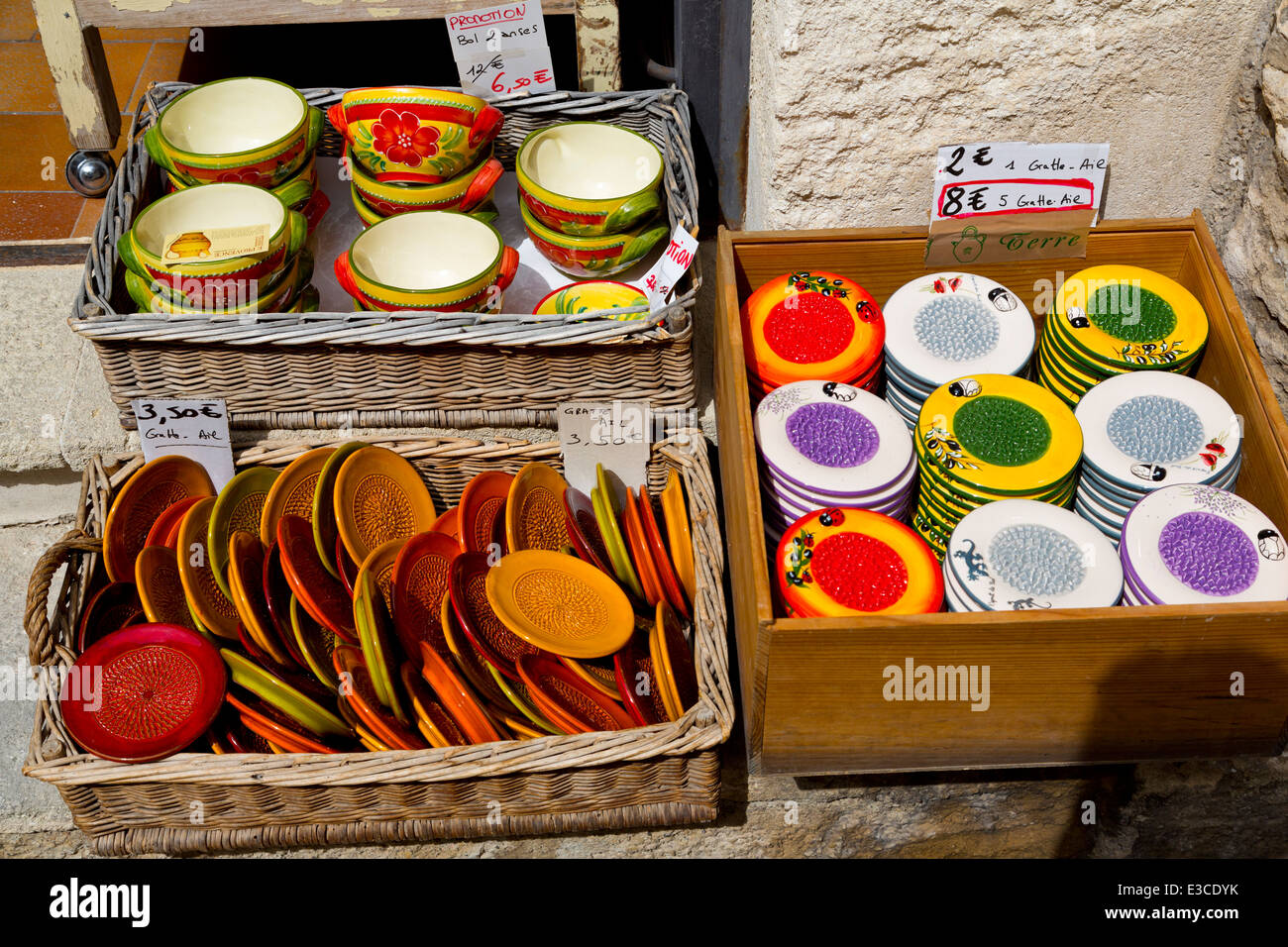 Venta de vajilla en una tienda de souvenirs en Les Beaux, Provenza, Francia Foto de stock