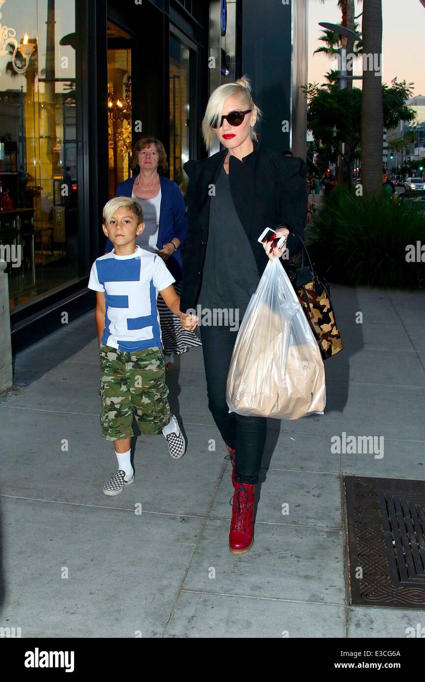 Gwen Stefani caminando en rojo cereza botas Dr. Martens y llevar una gran  bolsa de compras, ver a través de Beverly Drive con hijo Kingston Rossdale  donde: Los Angeles, CA, Estados Unidos