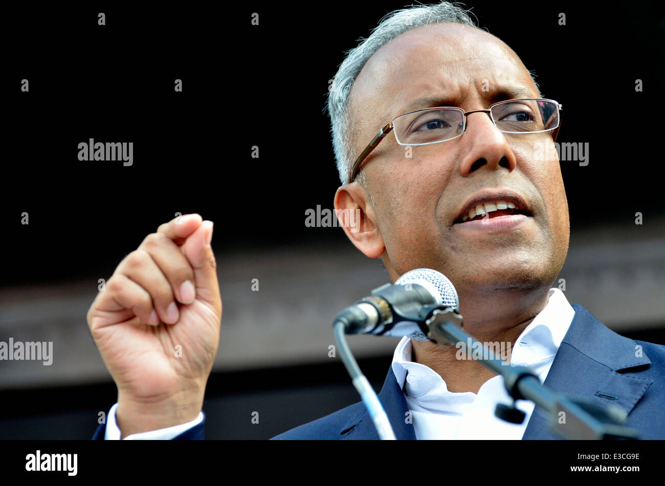 Lutfur Rahman - Alcalde de Tower Hamlets - hablando en un mitin en Parliament Square, Londres, 21 de junio de 2014 Foto de stock
