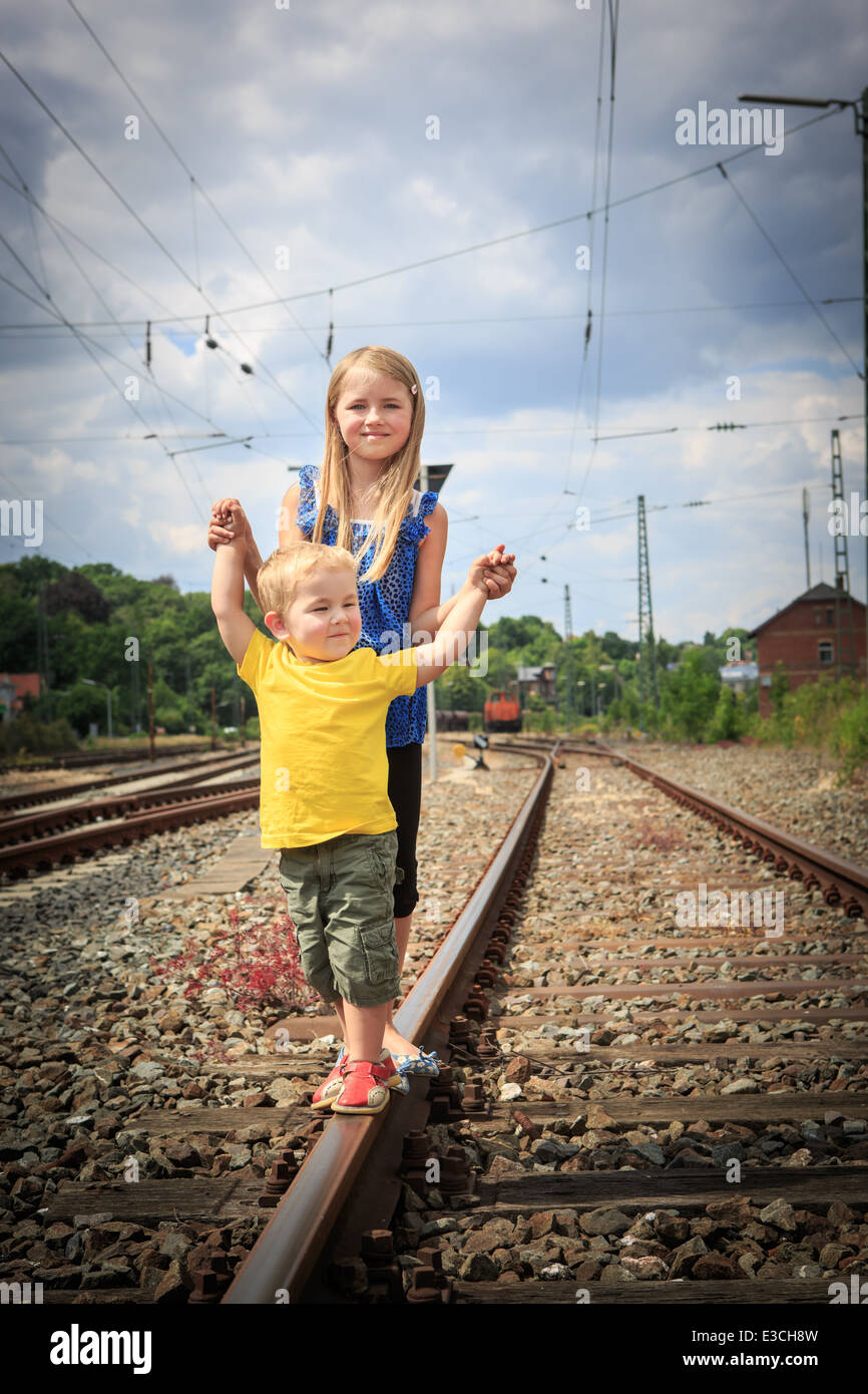 Dos niños caminando por el viejo ferrocarril Foto de stock