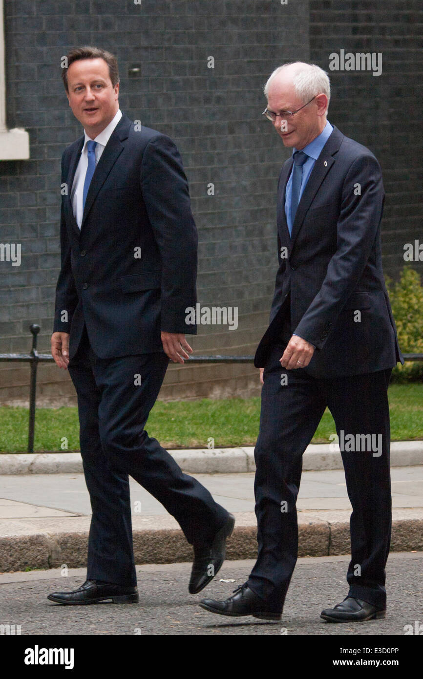 Londres, 23 de junio de 2014. El Primer Ministro David Cameron da la bienvenida a Presidente de la UE, Herman Van Rompuy a Downing Street. Crédito: Paul Davey/Alamy Live News Foto de stock