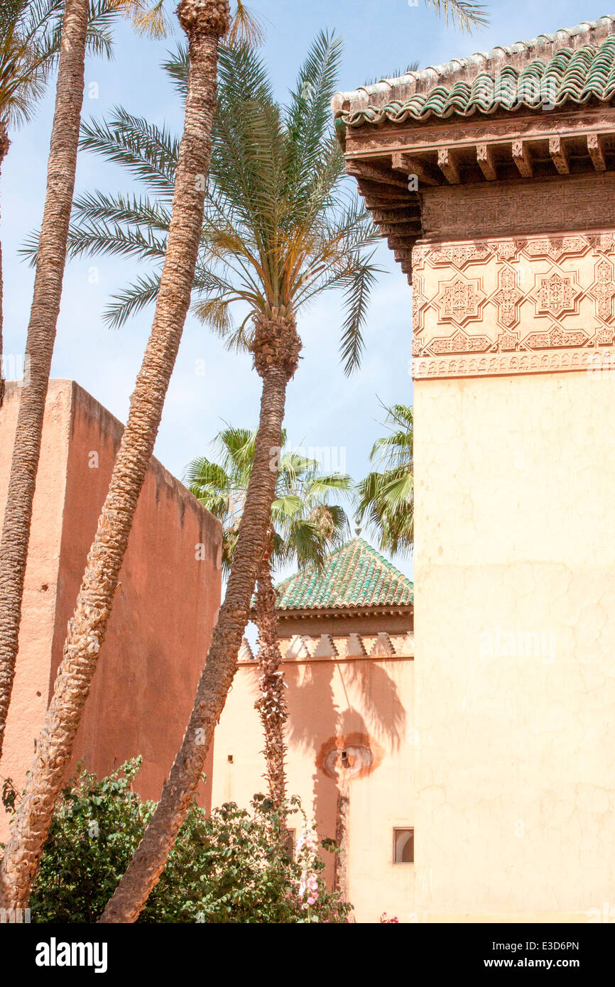 Los techos de tejas verdes de las Tumbas Saadianas en Marrakech
