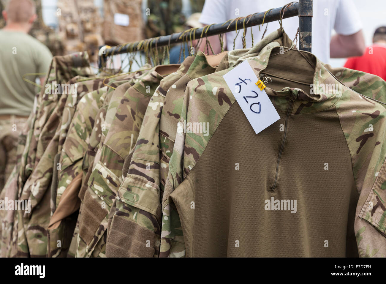 Ropa militar sobre un raíl en venta por £20 Fotografía de stock - Alamy