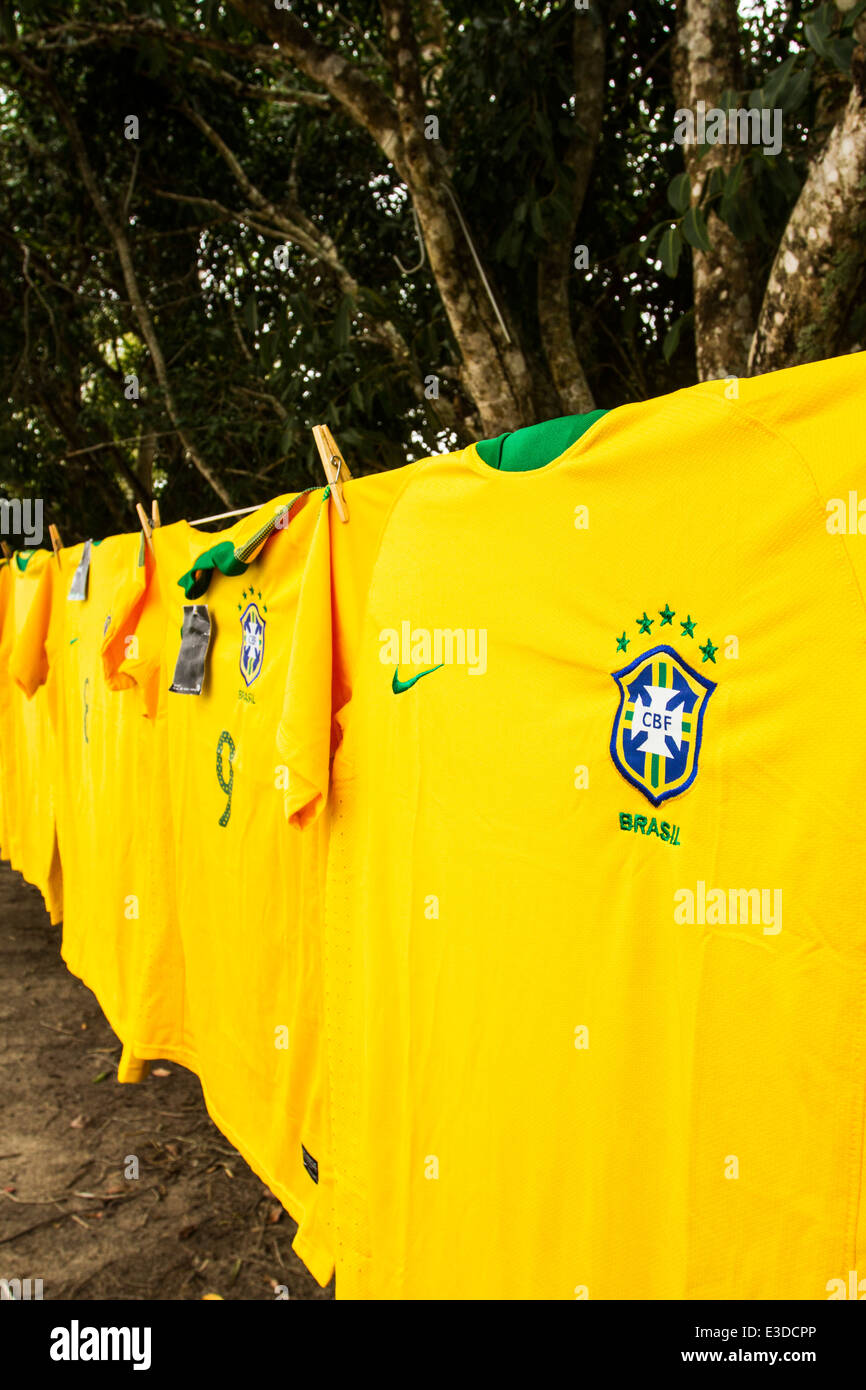 Camisetas del equipo de fútbol brasileño para la venta en la carretera SC  402. La ciudad de Florianópolis, Santa Catarina, Brasil Fotografía de stock  - Alamy