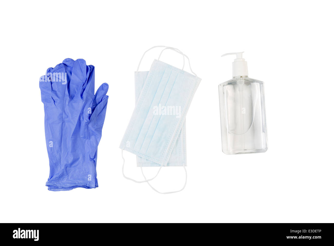 Vista horizontal de nuevos artículos de higiene compuesto de guantes de látex, mascarilla y desinfectante para manos aislado en blanco Foto de stock