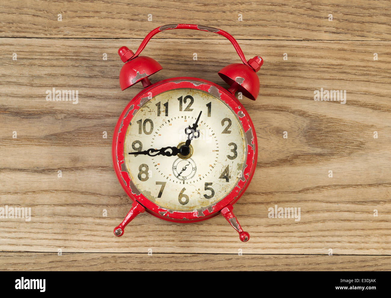 Closeup vista aérea de un viejo reloj despertador de sobremesa en madera rústica Foto de stock
